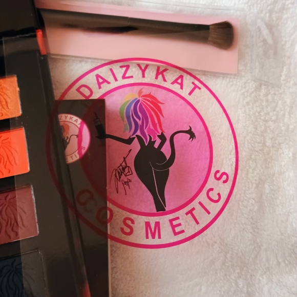 Forbidden Fruit Eyeshadow Palette And eyeshadow Brush - Picture 3 of 4